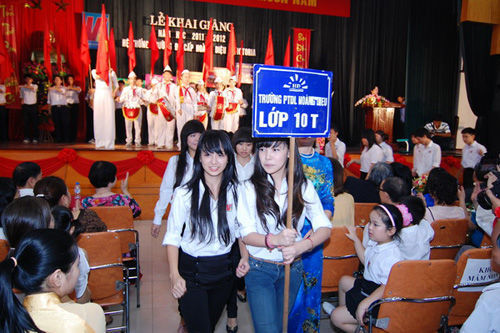 Lễ khai giảng hoành tráng cùng nữ sinh hà nội